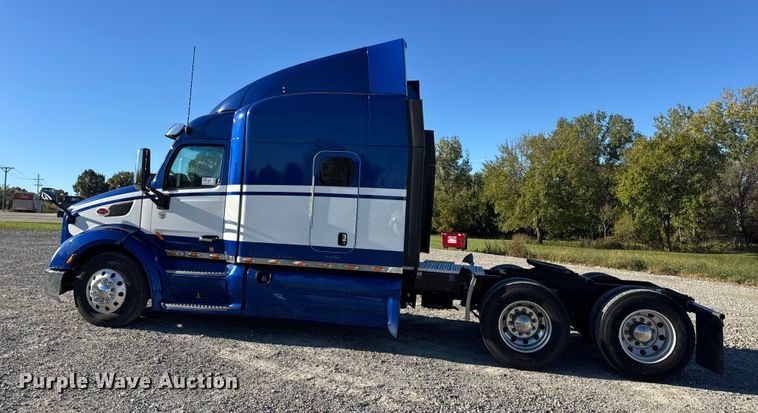 image for item DW6638 2020 Peterbilt 579 semi truck