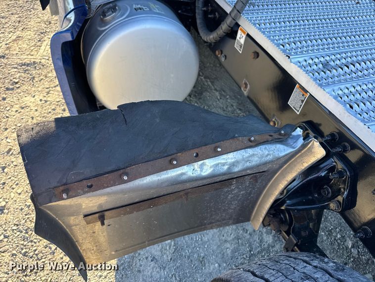 image for item DW6638 2020 Peterbilt 579 semi truck