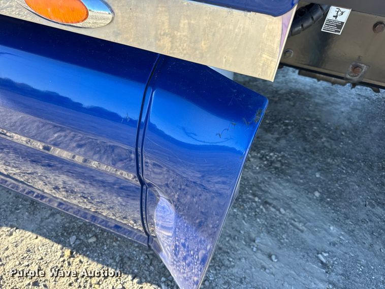 image for item DW6638 2020 Peterbilt 579 semi truck