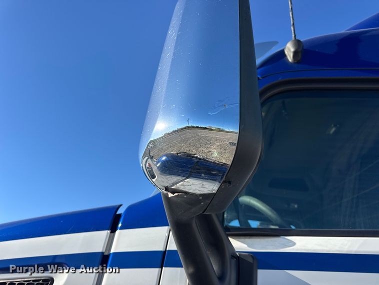 image for item DW6638 2020 Peterbilt 579 semi truck