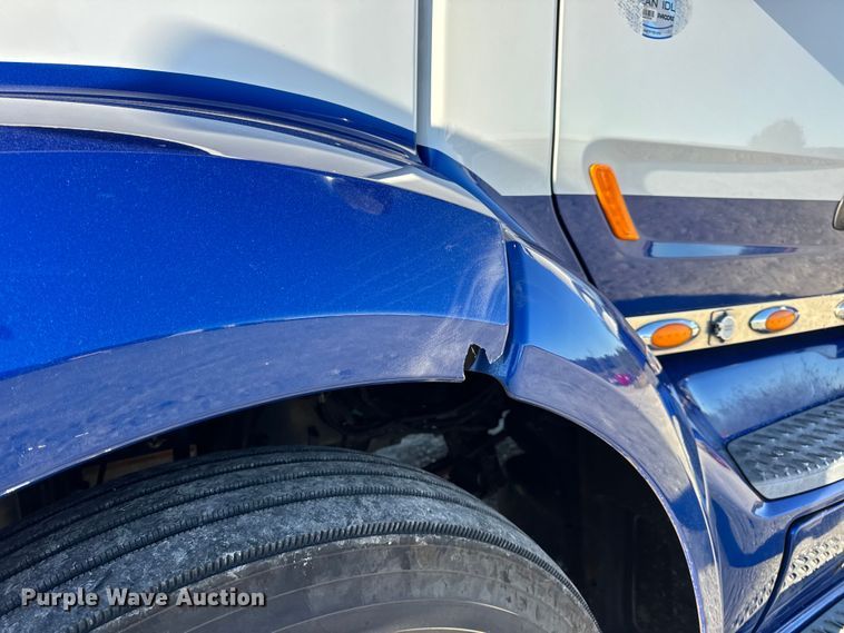 image for item DW6638 2020 Peterbilt 579 semi truck