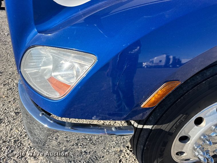 image for item DW6638 2020 Peterbilt 579 semi truck