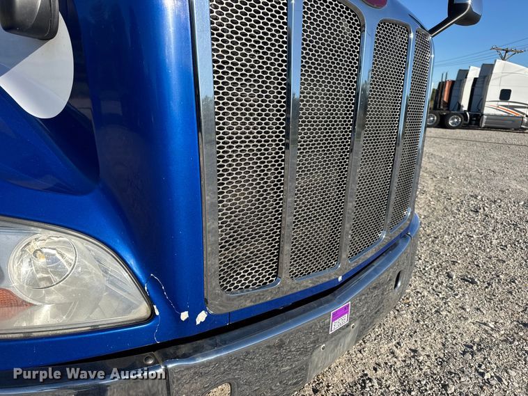 image for item DW6638 2020 Peterbilt 579 semi truck