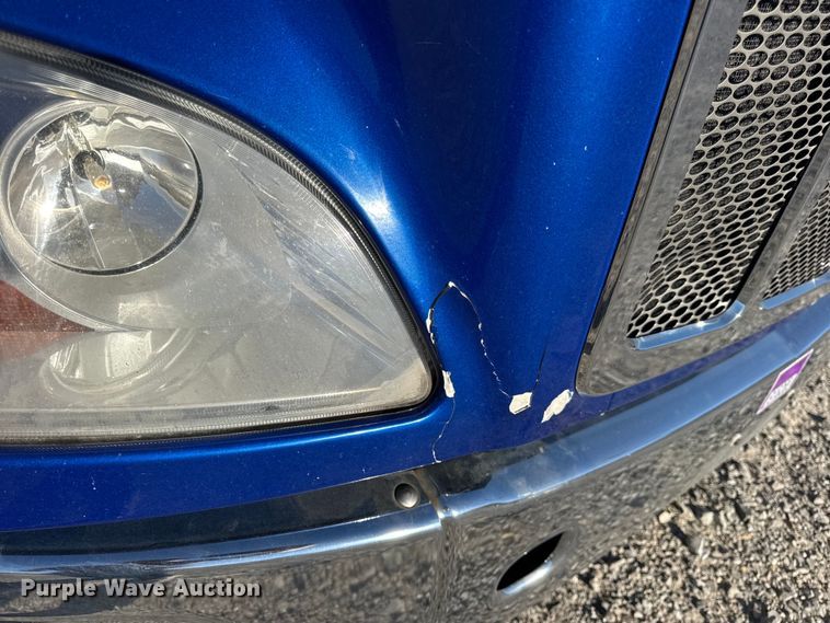 image for item DW6638 2020 Peterbilt 579 semi truck