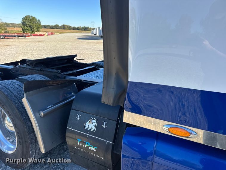 image for item DW6638 2020 Peterbilt 579 semi truck