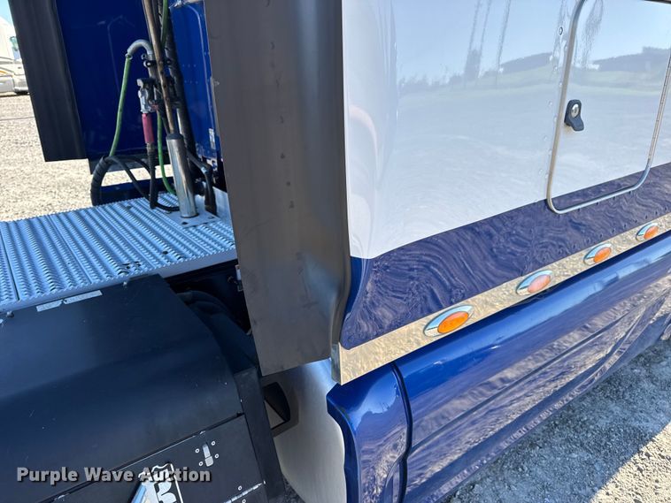 image for item DW6638 2020 Peterbilt 579 semi truck