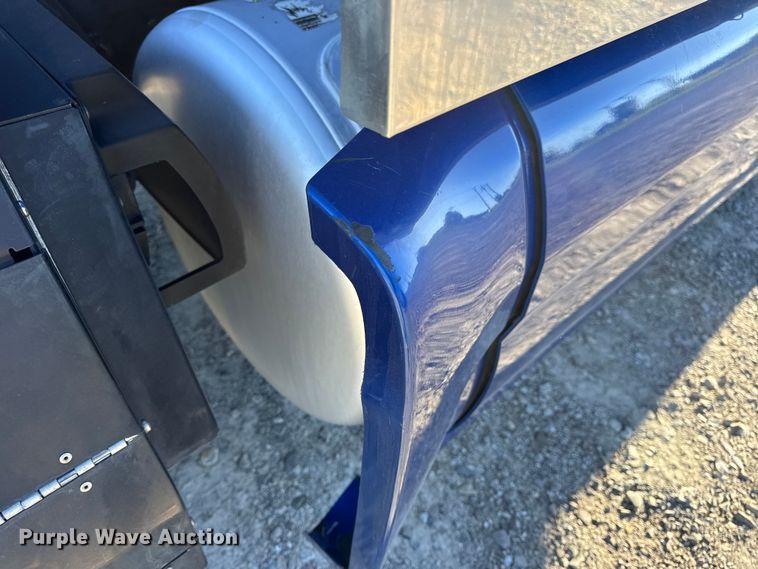 image for item DW6638 2020 Peterbilt 579 semi truck