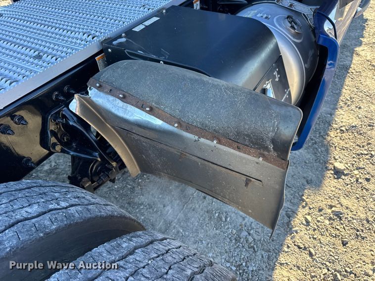 image for item DW6638 2020 Peterbilt 579 semi truck