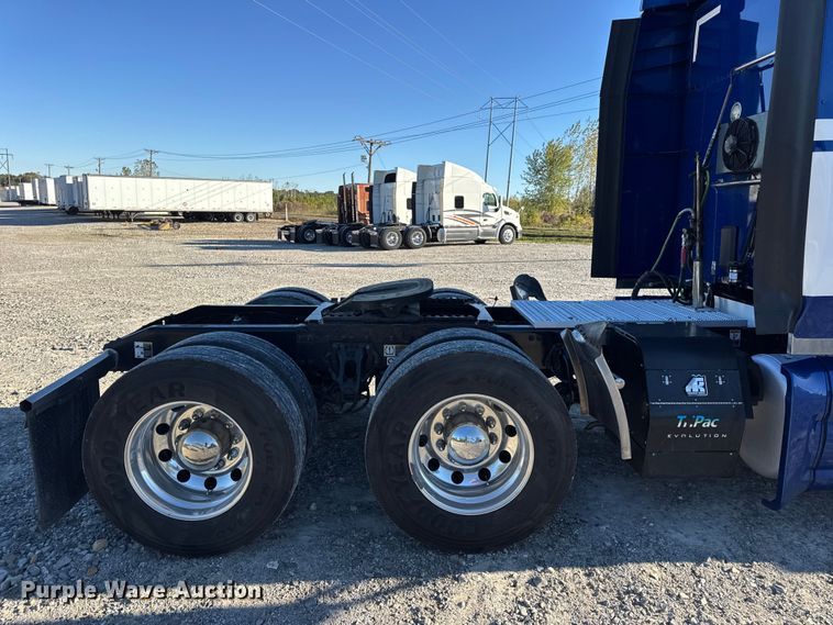 image for item DW6638 2020 Peterbilt 579 semi truck