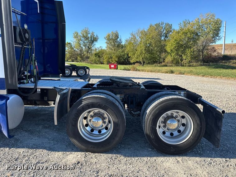 image for item DW6638 2020 Peterbilt 579 semi truck