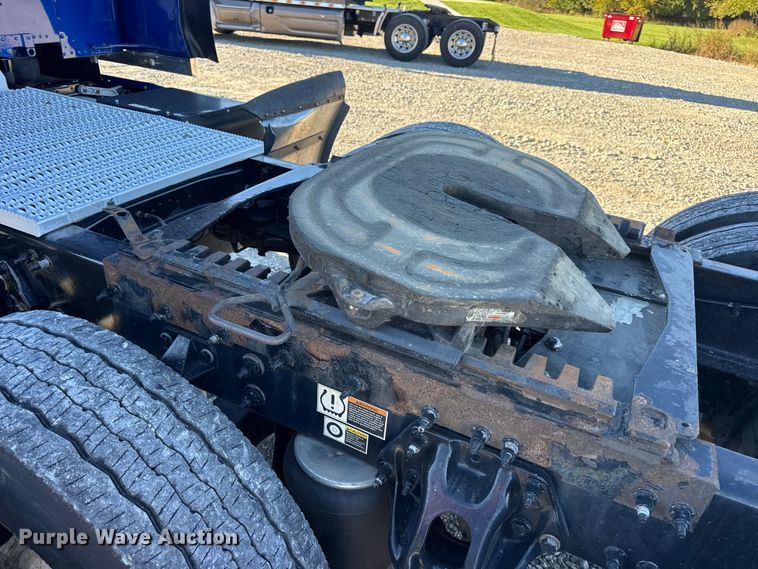 image for item DW6638 2020 Peterbilt 579 semi truck