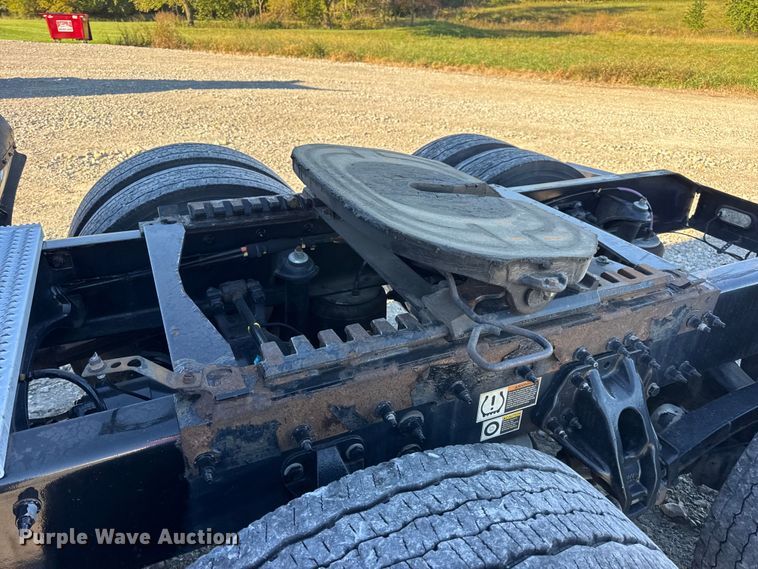 image for item DW6638 2020 Peterbilt 579 semi truck