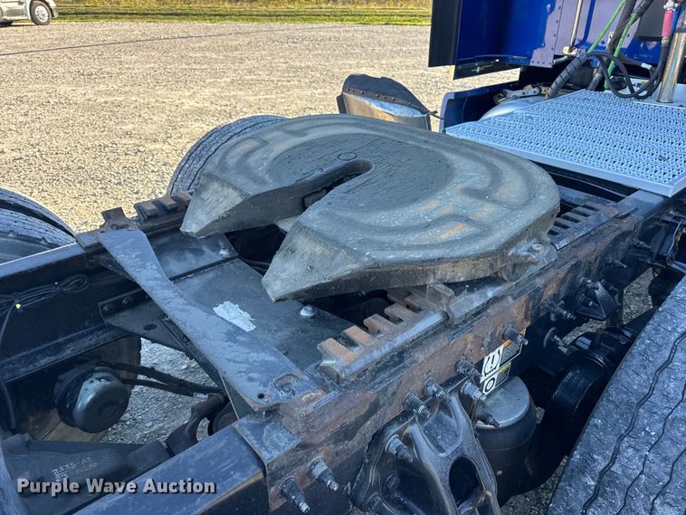 image for item DW6638 2020 Peterbilt 579 semi truck