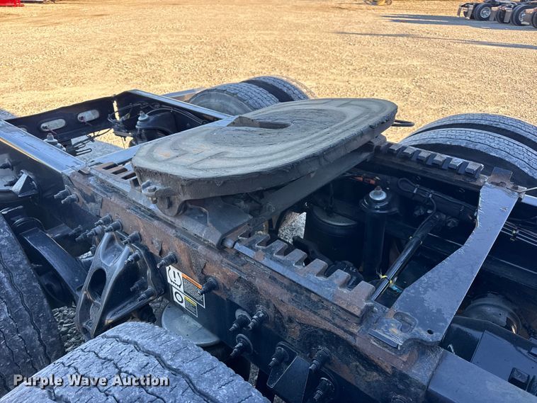 image for item DW6638 2020 Peterbilt 579 semi truck