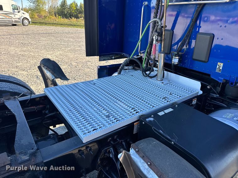 image for item DW6638 2020 Peterbilt 579 semi truck