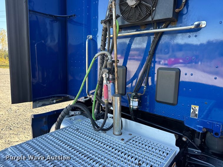 image for item DW6638 2020 Peterbilt 579 semi truck