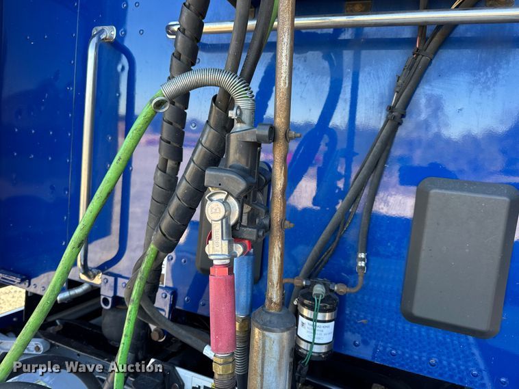 image for item DW6638 2020 Peterbilt 579 semi truck