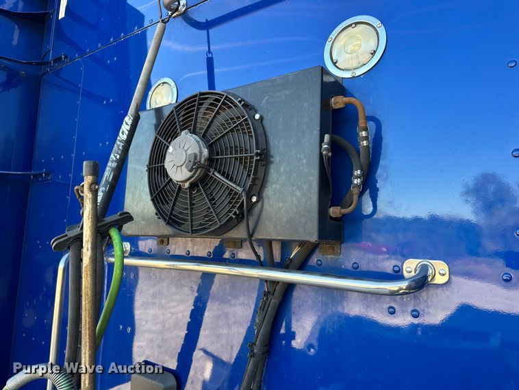 image for item DW6638 2020 Peterbilt 579 semi truck