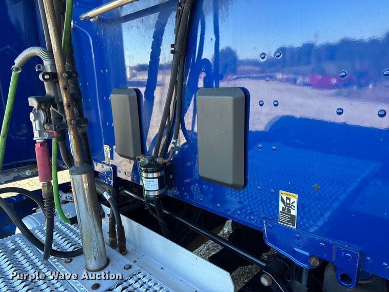 image for item DW6638 2020 Peterbilt 579 semi truck