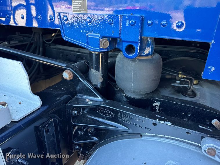 image for item DW6638 2020 Peterbilt 579 semi truck