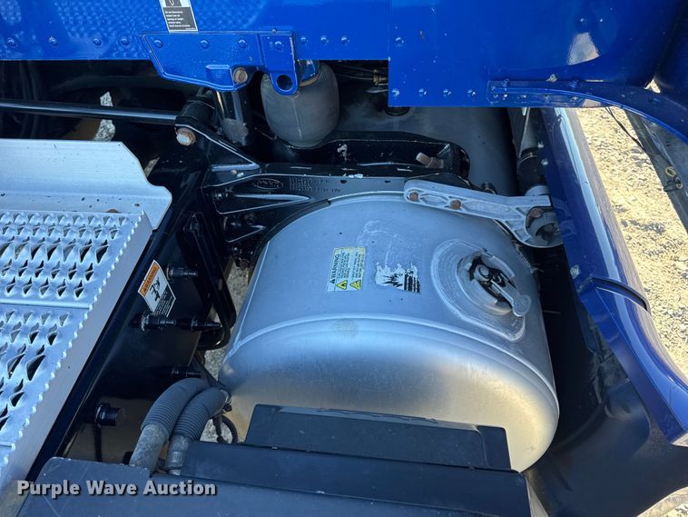 image for item DW6638 2020 Peterbilt 579 semi truck