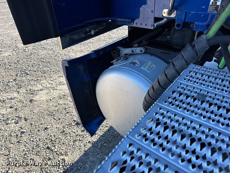 image for item DW6638 2020 Peterbilt 579 semi truck