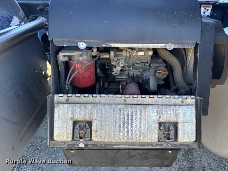 image for item DW6638 2020 Peterbilt 579 semi truck