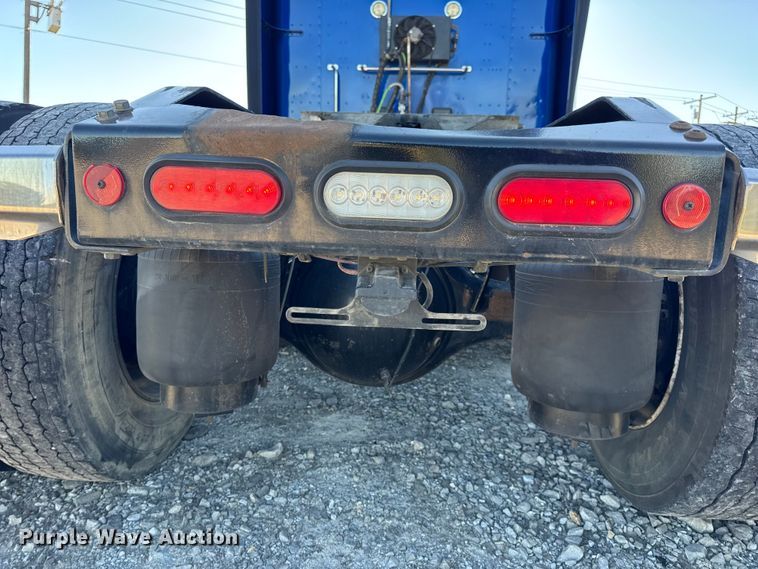 image for item DW6638 2020 Peterbilt 579 semi truck