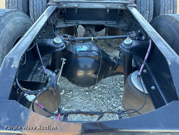 image for item DW6638 2020 Peterbilt 579 semi truck