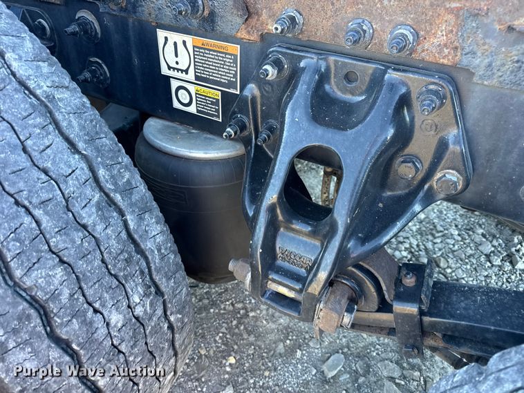 image for item DW6638 2020 Peterbilt 579 semi truck