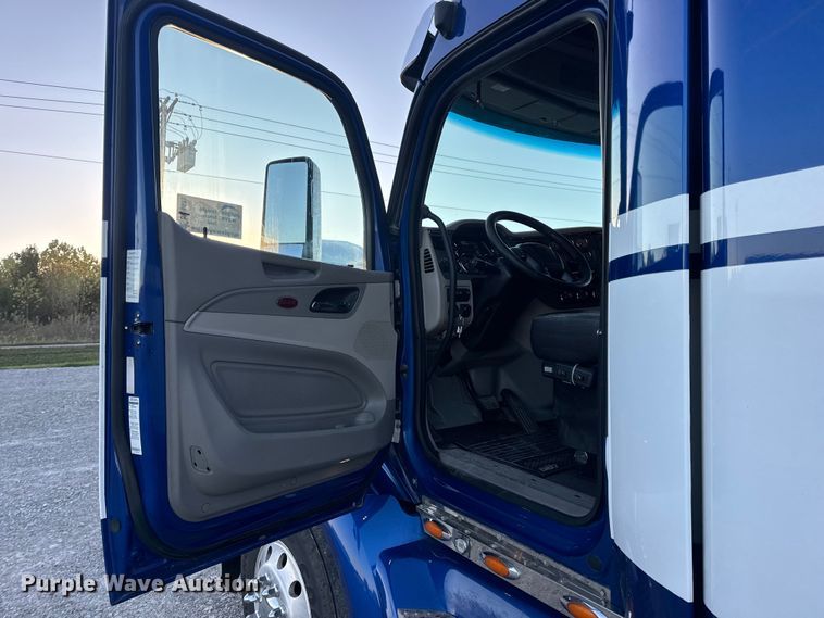 image for item DW6638 2020 Peterbilt 579 semi truck