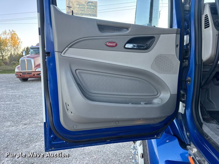 image for item DW6638 2020 Peterbilt 579 semi truck