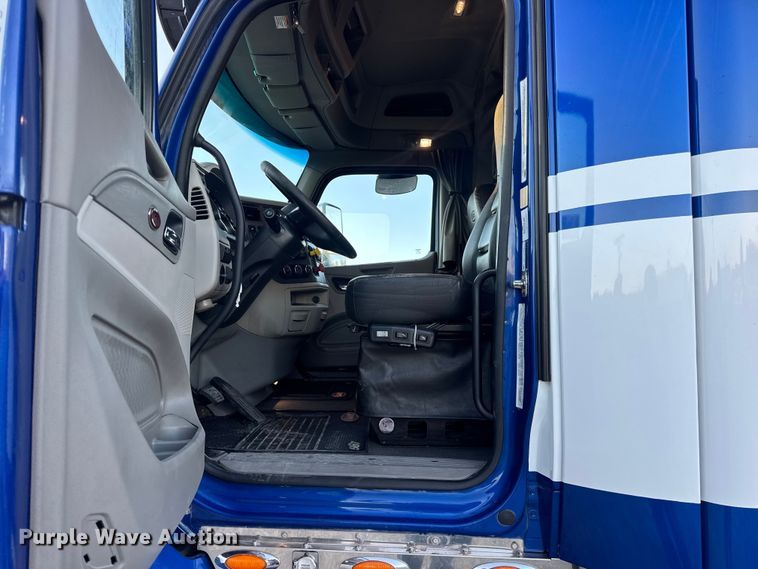 image for item DW6638 2020 Peterbilt 579 semi truck