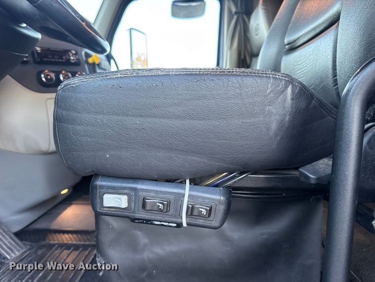 image for item DW6638 2020 Peterbilt 579 semi truck