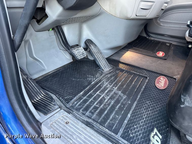 image for item DW6638 2020 Peterbilt 579 semi truck