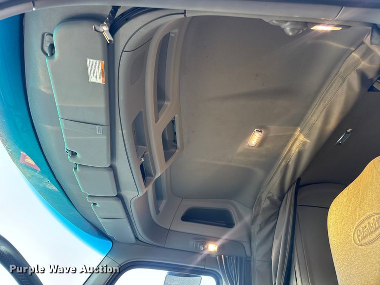 image for item DW6638 2020 Peterbilt 579 semi truck