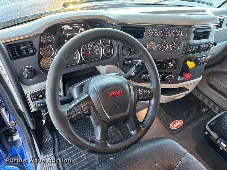 image for item DW6638 2020 Peterbilt 579 semi truck