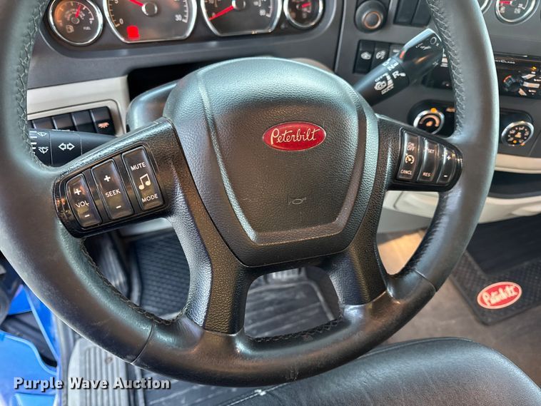 image for item DW6638 2020 Peterbilt 579 semi truck