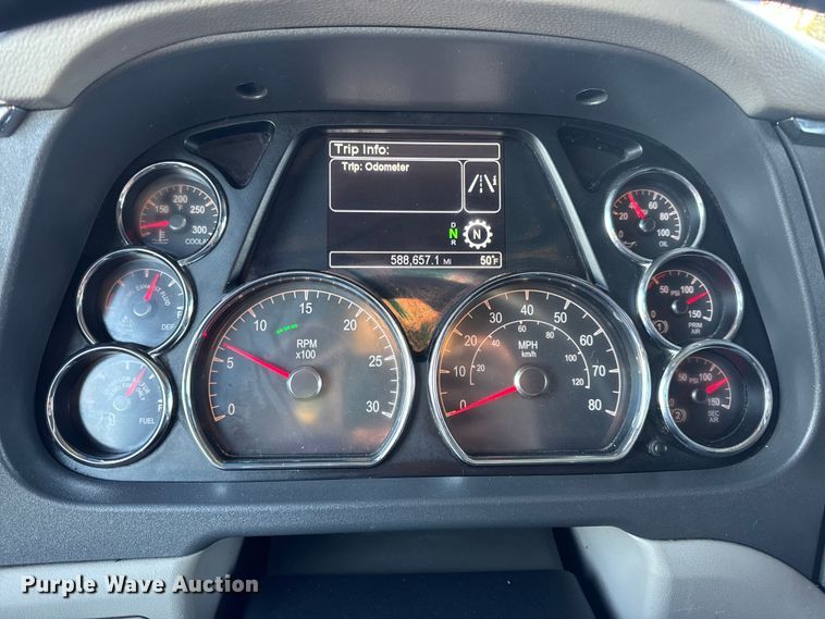 image for item DW6638 2020 Peterbilt 579 semi truck