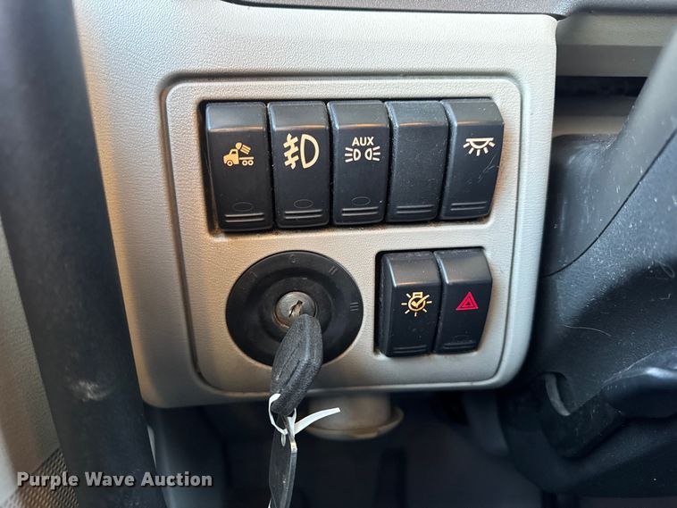 image for item DW6638 2020 Peterbilt 579 semi truck