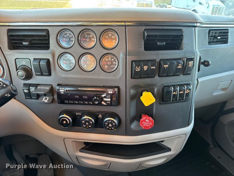 image for item DW6638 2020 Peterbilt 579 semi truck