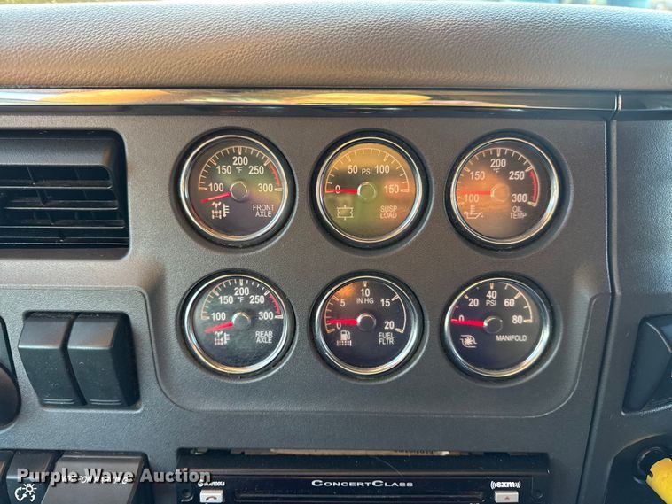 image for item DW6638 2020 Peterbilt 579 semi truck