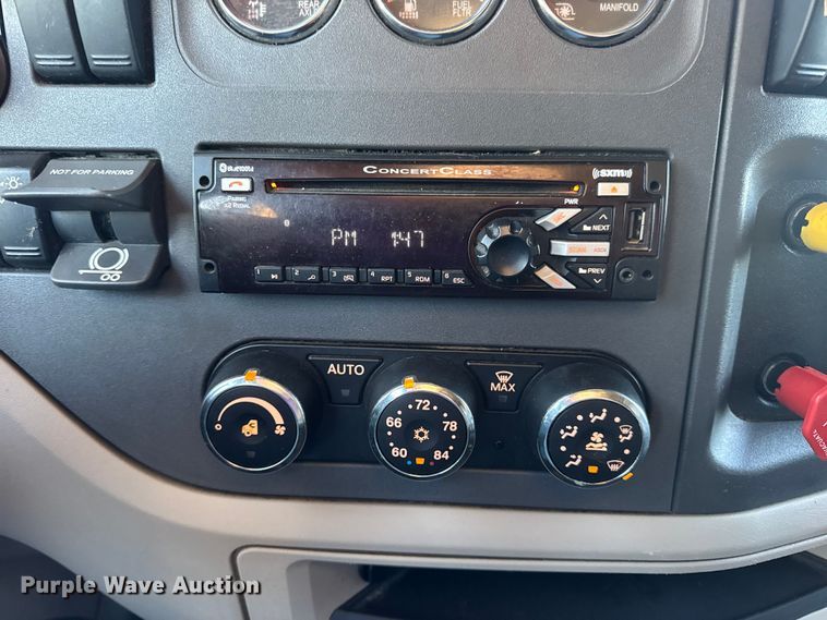 image for item DW6638 2020 Peterbilt 579 semi truck