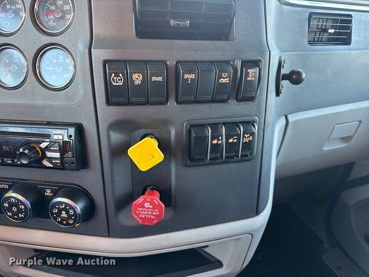 image for item DW6638 2020 Peterbilt 579 semi truck