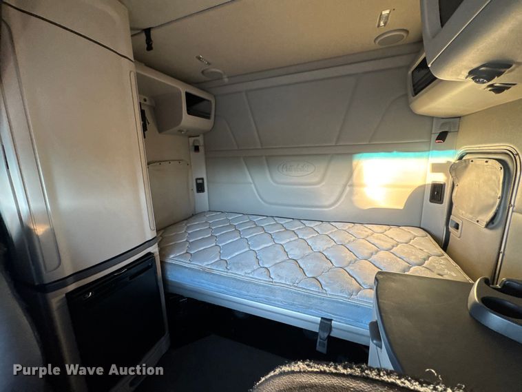 image for item DW6638 2020 Peterbilt 579 semi truck