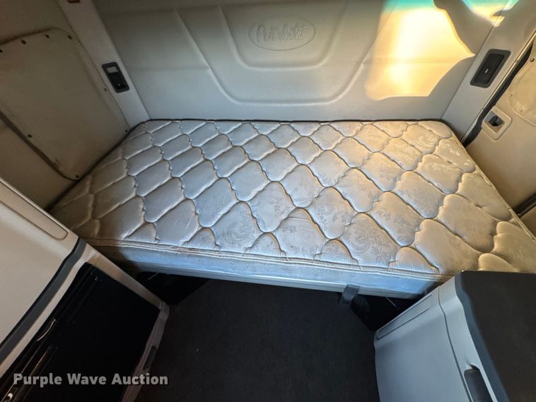 image for item DW6638 2020 Peterbilt 579 semi truck