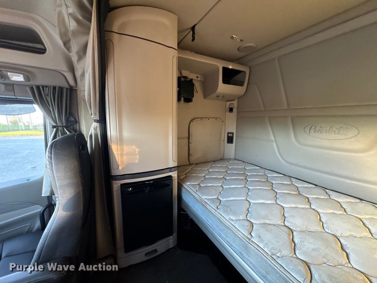 image for item DW6638 2020 Peterbilt 579 semi truck