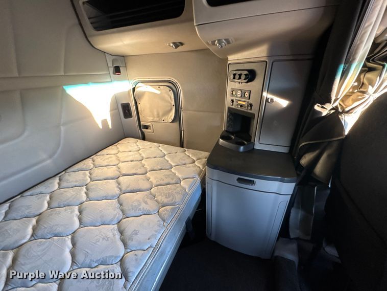 image for item DW6638 2020 Peterbilt 579 semi truck