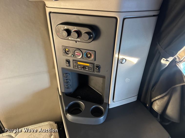 image for item DW6638 2020 Peterbilt 579 semi truck