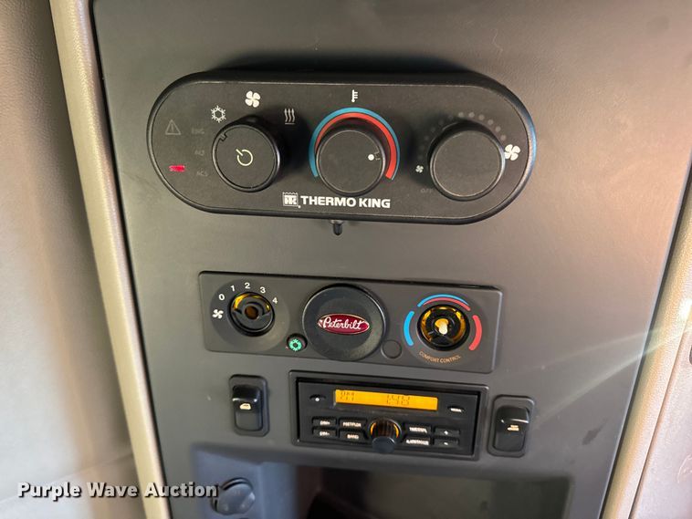 image for item DW6638 2020 Peterbilt 579 semi truck